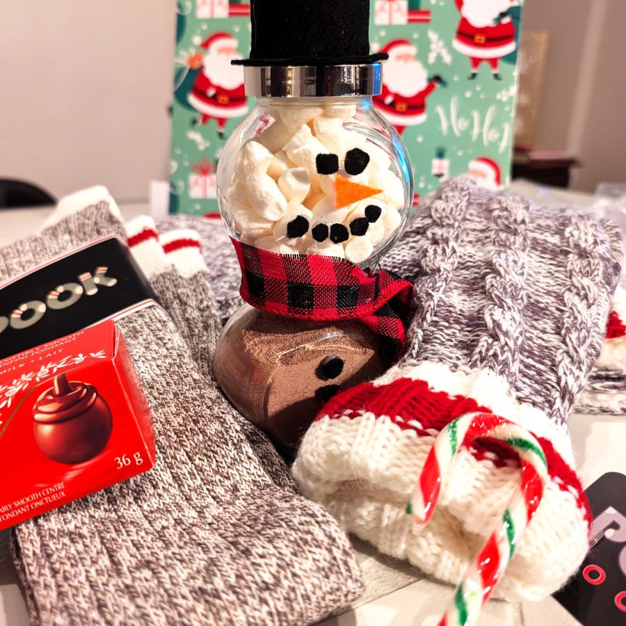 Cozy Christmas Gift Box – Wrapped & Ready to Delight